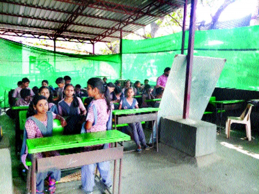 Ulhasnagar Municipality to move schools on mattresses, officials say | उल्हासनगर पालिकेची गच्चीवरील शाळा हलविणार, अधिकाऱ्यांची माहिती