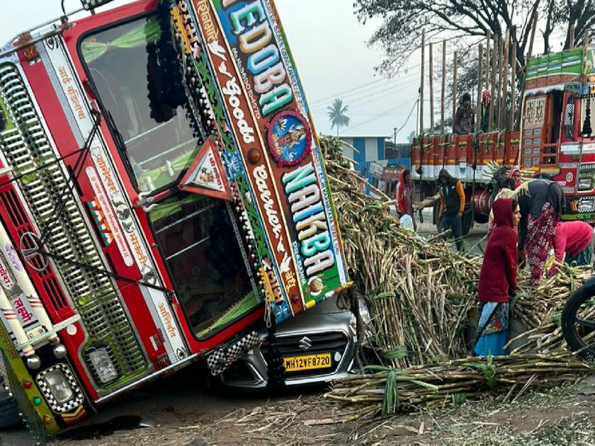 A cargo truck full of sugarcane overturned on a parked car in satara, the couple life was saved due to the railing | Satara: उभ्या कारवर उसाने भरलेला मालट्रक पलटी, नाल्याच्या कठड्यामुळे दांपत्याचे वाचले प्राण 