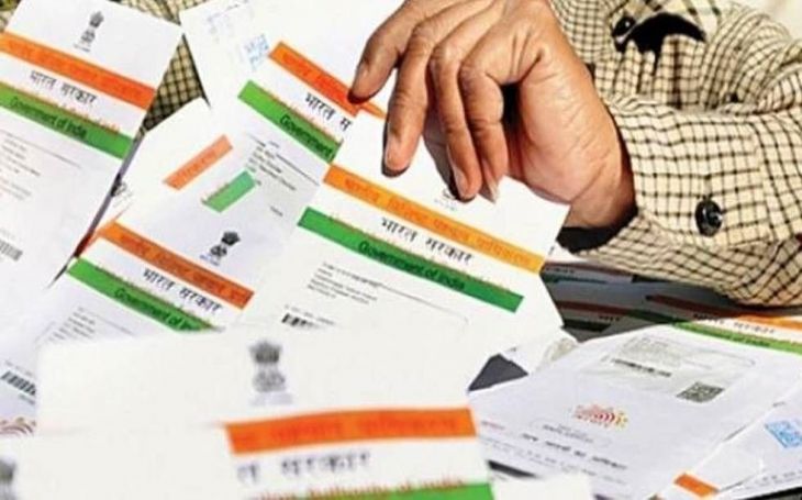 The government is unaware of the expenses incurred for a Aadhar card | एका आधार कार्डसाठी येणाऱ्या खर्चाबाबत सरकार अनभिज्ञ