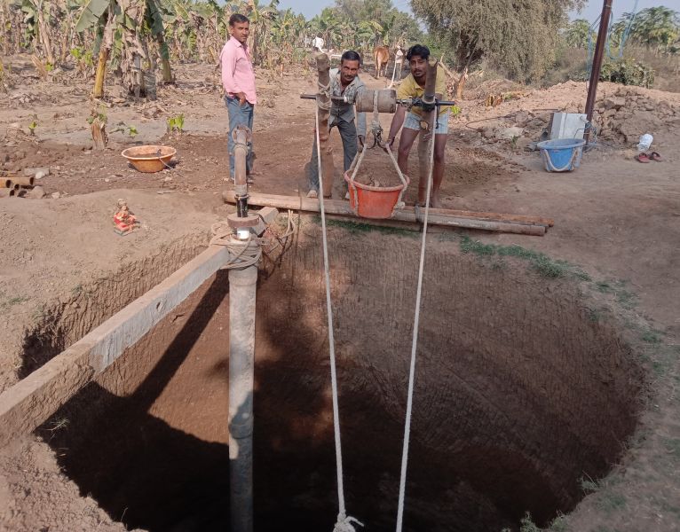 Different uses for farmers' water in the area along with Utkheda in Raver taluka | रावेर तालुक्यातील उटखेडासह परिसरात शेतकऱ्यांचे पाण्यासाठी वेगवेगळे प्रयोग