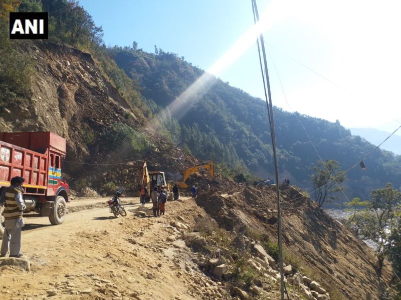 land slide in uttarakhand kedarnath roadway many killed | उत्तराखंडमध्ये भूस्खलनामुळे 7 मजुरांचा मृत्यू