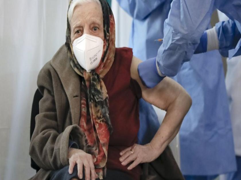 Vaccine 'only way' to end pandemic : Romanian woman 104 says vaccine only way to end pandemic | Vaccine 'only way' to end pandemic : 'या' मार्गानं होणार कोरोना महामारीचा अंत; १०४ वर्षीय आजींनी सांगितला उपाय