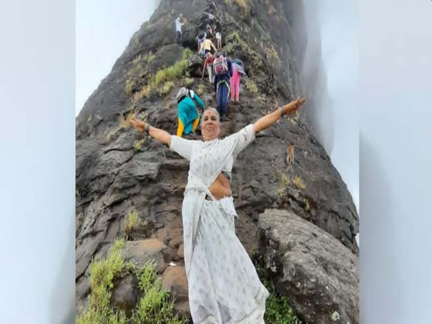 Viral News : 69 year old asha ambade enthusiastic grandmother climbed Harihargad | कडक सॅल्यूट! फक्त ४ तासात ६८ वर्षांच्या आजींनी चिमुरड्या नातवासह सर केला हरिहर गड