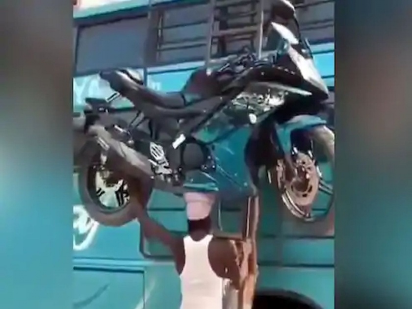 Man carrying motorcycle on head and put on bus video viral netizens said real bahubali | बापरे! डोक्यावर भलीमोठी बाईक घेतली अन् एका झटक्यात बसवर चढला; व्हिडीओ पाहून नेटिझन्स म्हणाले...