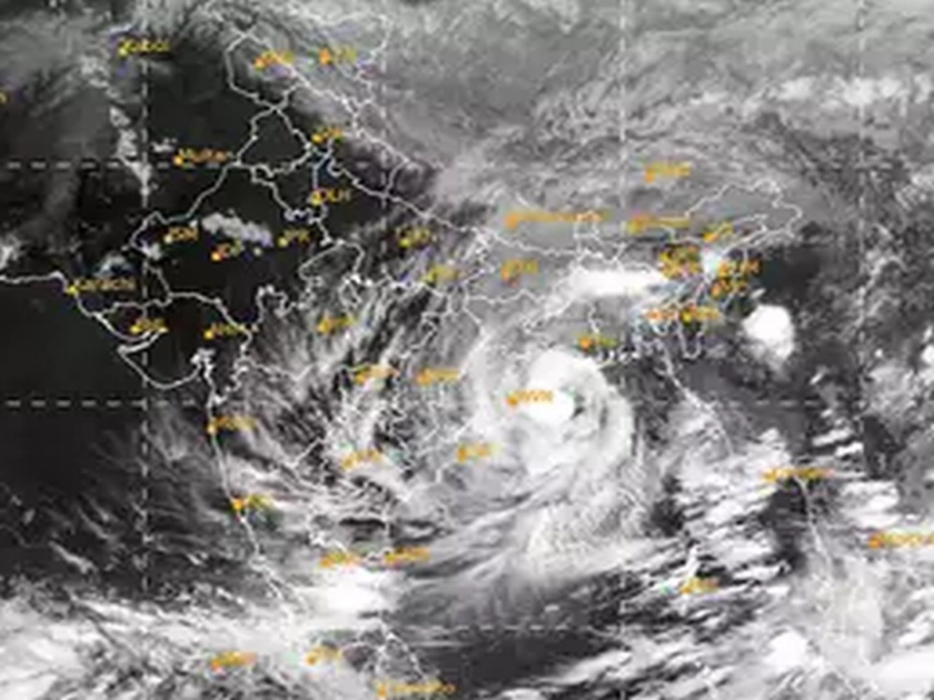 Yaas cyclone update: 1 million people evacuated, hit tomorrow; Many houses were demolished in Bengal | Yaas cyclone update: यास चक्रीवादळ: 10 लाख लोकांना सुरक्षित स्थळी हलविले, उद्या धडकणार; बंगालमध्ये अनेक घरे उद्ध्वस्त