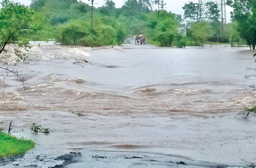 Fifth flood in eastern region of Vasai; Tanas crossed the danger level | वसई पूर्व भागात पाचव्यांदा पूरस्थिती; तानसाने धोक्याची पातळी ओलांडली