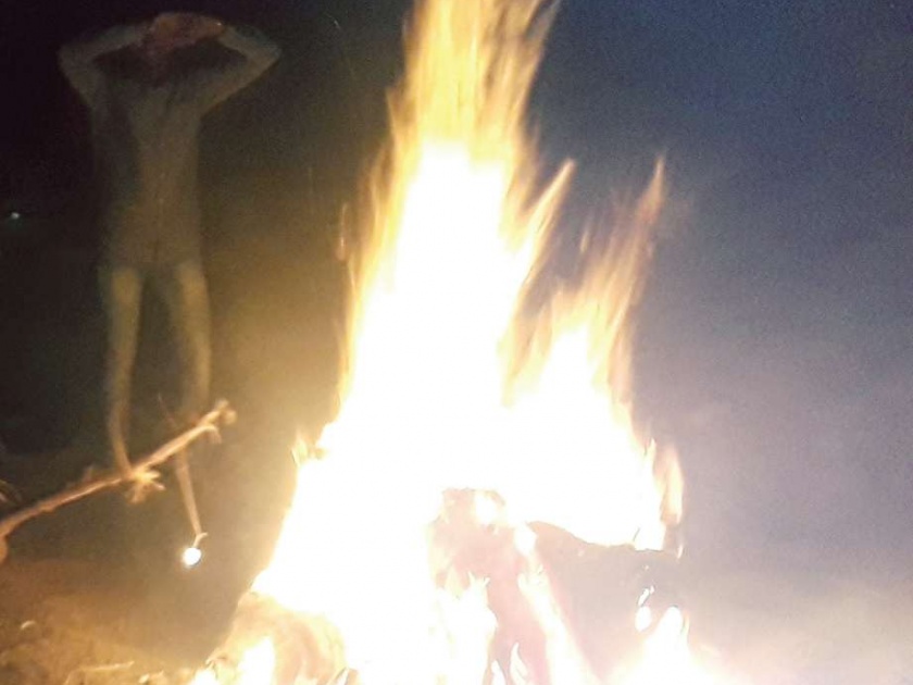 Fireplaces are being set on fire; Frostbite | जागोजागी पेटवल्या जात आहेत शेकोट्या; थंडीचा कडाका