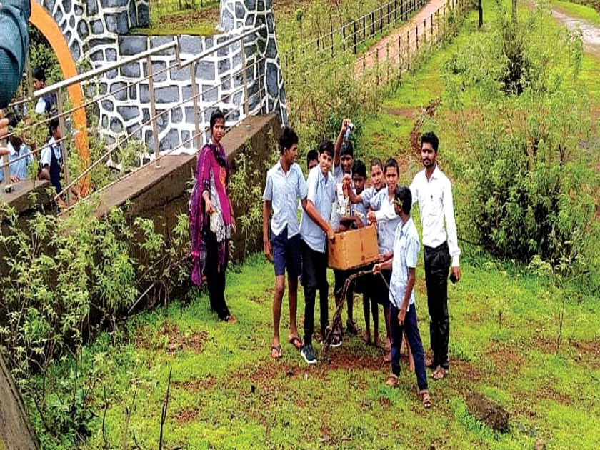 Divyaagad maintains holy shrine tourist cleanliness | दिव्यांग विद्यार्थी राखतात पवित्र शिरपामाळ पर्यटनस्थळाची स्वच्छता