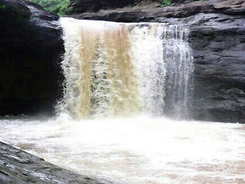 Kalamandavi waterfall is becoming a tourist attraction | पर्यटकांसाठी आकर्षण ठरतोय काळमांडवी धबधबा