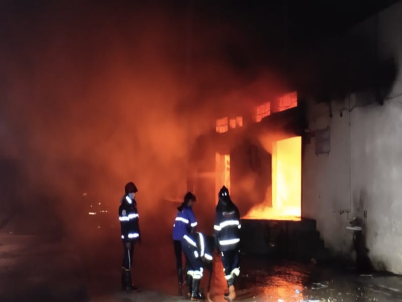 Massive fire at oil depot at Wadaki | पुण्यात वडकी येथील तेलाच्या गोदामाला भीषण आग