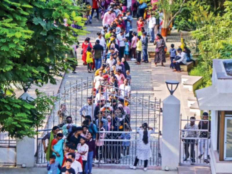 Record-breaking crowd at Queen's Garden; 'Diwali visit' of as many as 39 thousand 792 tourists | राणीच्या बागेत रेकॉर्डब्रेक गर्दी; तब्बल ३९ हजार ७९२ पर्यटकांची ‘दिवाळी भेट’