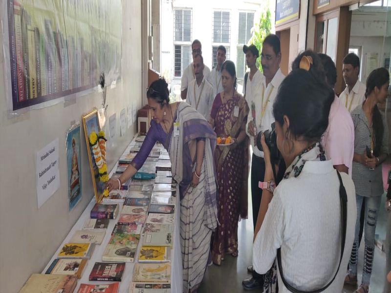 Joshi Bedekar College of Thane Vidya Prasarak Mandal celebrates reading inspiration day | ठाण्यातील विद्या प्रसारक मंडळाच्या जोशी बेडेकर महाविद्यालयात वाचन प्रेरणा दिवस साजरा