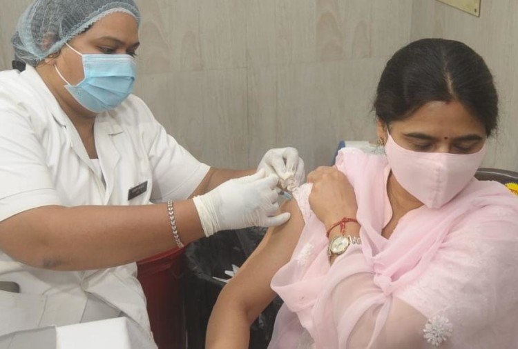 Slow pace of covid vaccination in Varhad region | वऱ्हाडात कोविड लसीकरणाची संथ गती!