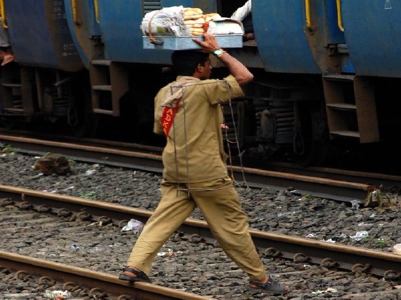 rats eaten vadapav which serves in railway | VIDEO: रेल्वे स्थानकावर मिळताहेत घुशीनं कुरतडलेले वडापाव