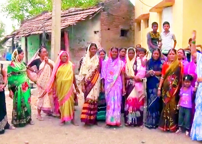 Angry women staged at the Gram Panchayat office | संतप्त महिलांचा ग्रामपंचायत कार्यालयावर ठिय्या