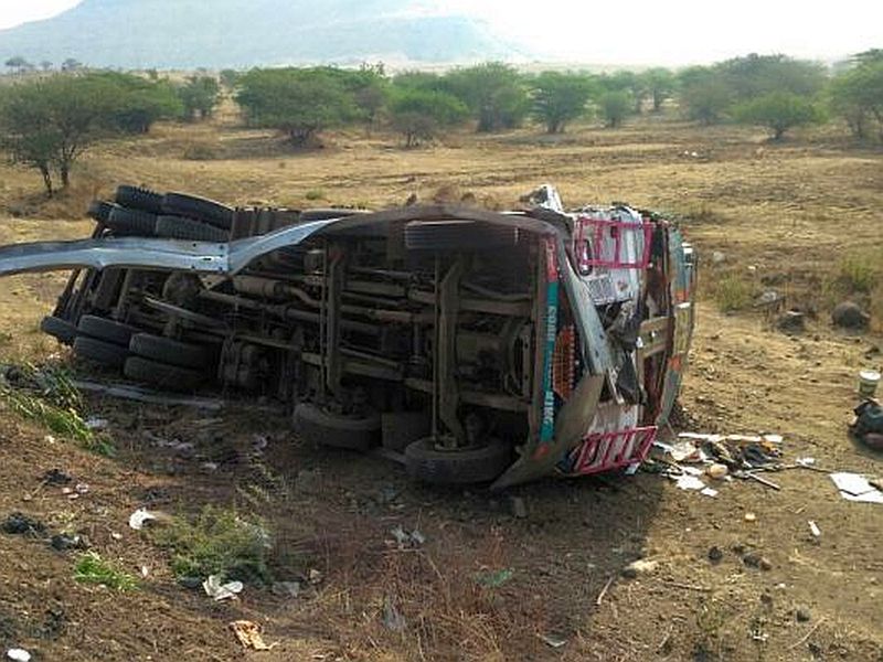 nashik,wadivrhe,truck,temop,accident,two,injured | वाडीव-हेजवळील ट्रक - टेम्पो अपघातात दोन गंभीर जखमी