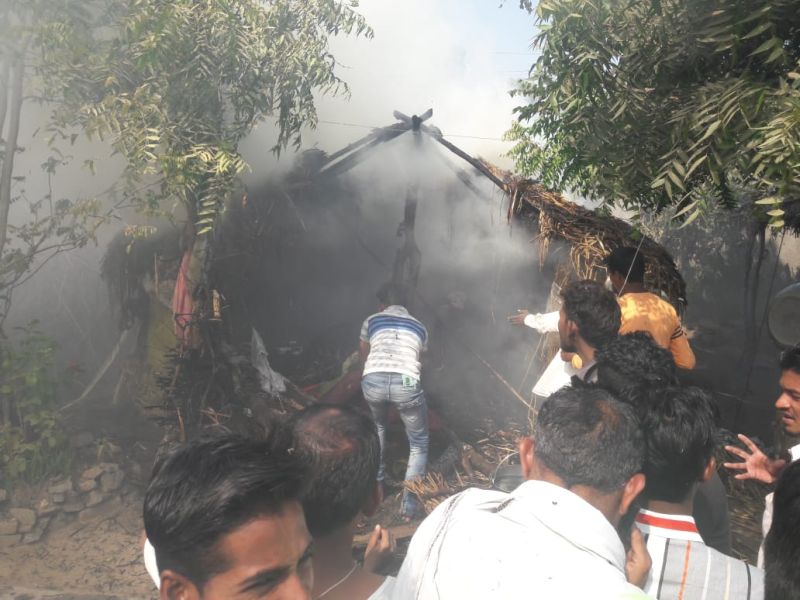 Hut fire in Vadjee, in Bhadgaon taluka | भडगाव तालुक्यातील वडजी येथे झोपडीला आग