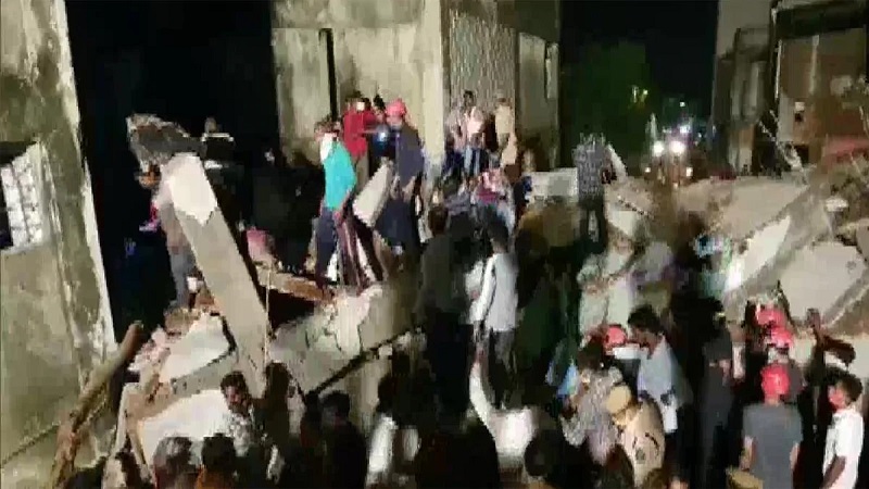 three storey building collapsed in vadodara laborers dead many injured | बडोद्यात तीन मजली इमारत कोसळली; तिघांचा मृत्यू, अनेक जण जखमी 
