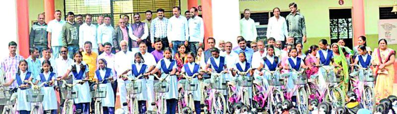 Free cycle delivery to girls at Waghali in Chalisgaon taluka | चाळीसगाव तालुक्यातील वाघळी येथे मुलींना मोफत सायकल वितरण