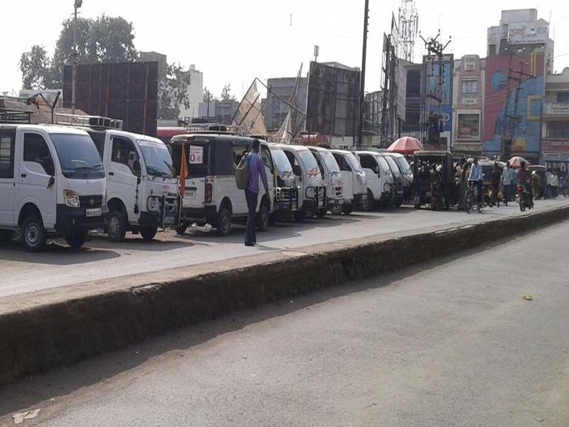Overseas vehicles occupy encroachment in Shahada city | शहादा शहरातील अतिक्रमण काढलेल्या जागेवर प्रवासी वाहनांचा ताबा