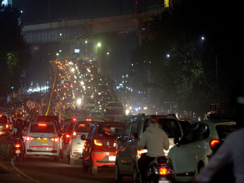Diwali shopping causing traffic snarls in Nagpur; 'No entry' for vehicles in Sitabuldi, 'One way' on many roads in Itwari | दिवाळी खरेदीची गर्दी अन् वाहतूक कोंडी; सीताबर्डीत वाहनांना ‘नो एन्ट्री’, इतवारीत अनेक रस्त्यांवर ‘वन वे’
