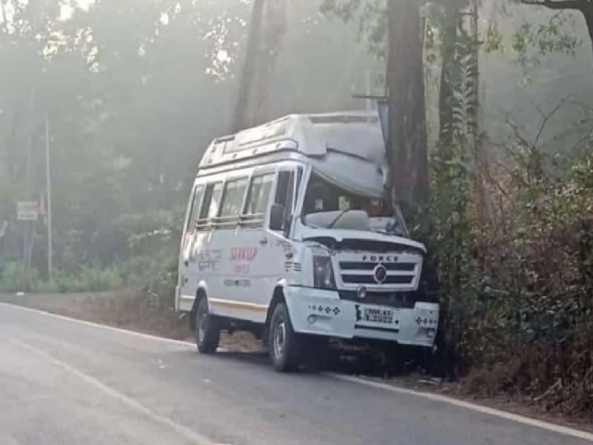 Two injured in Vaibhavwadi Edgaon road accident | वैभववाडी–एडगांव मार्गावर अपघाताची मालिका सुरूच, टेम्पो ट्रॅव्हल्स झाडावर आदळून दोघे जखमी