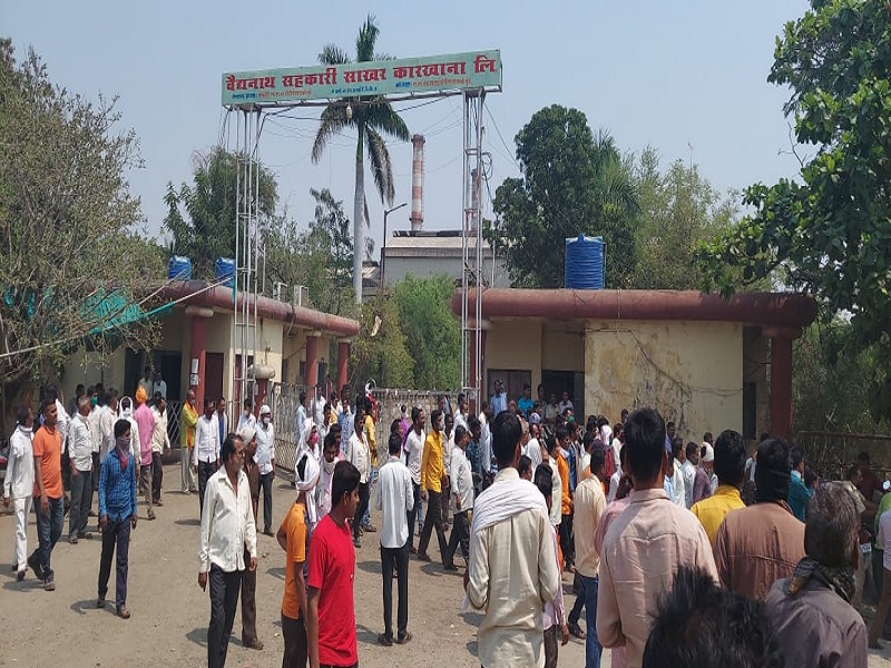 Big blow to Pankaja Munde; Workers strike at Vaidyanath Sugar Factory | पंकजा मुंडेंना धक्का; वैद्यनाथ साखर कारखान्यात कर्मचाऱ्यांचे कामबंद आंदोलन