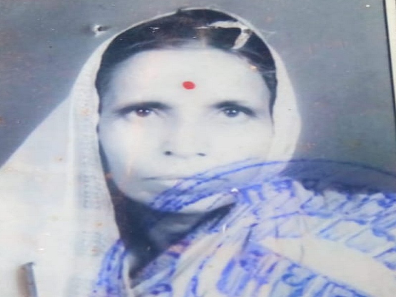 A victim of colds; Death of an elderly women in a fire in Pathari taluka | थंडीचा बळी; पाथरी तालुक्यात शेकोटीत होरपळून वृद्धेचा मृत्यू