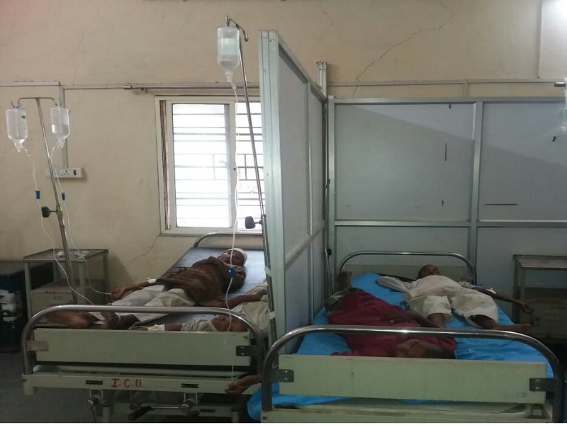 food Poisoning of 19 students in Vaijapur | बदाम समजून एरंडीच्या बिया खाल्ल्या; वैजापुरात १९ विद्यार्थ्यांना विषबाधा