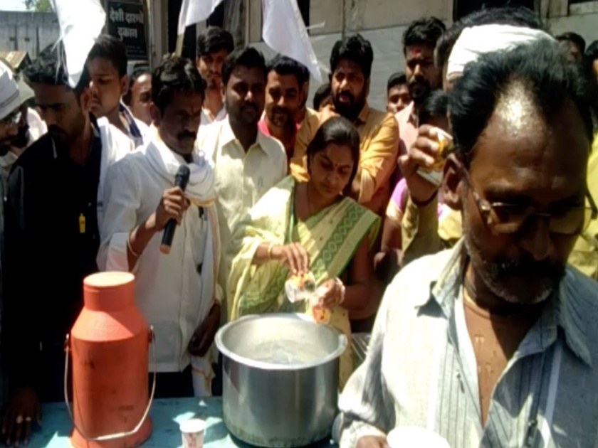 Lok Sabha Election 2019 yavatmal vaishali yede | Video - यवतमाळमध्ये दारूच्या दुकानासमोर दूध वाटून प्रचाराचा शुभारंभ