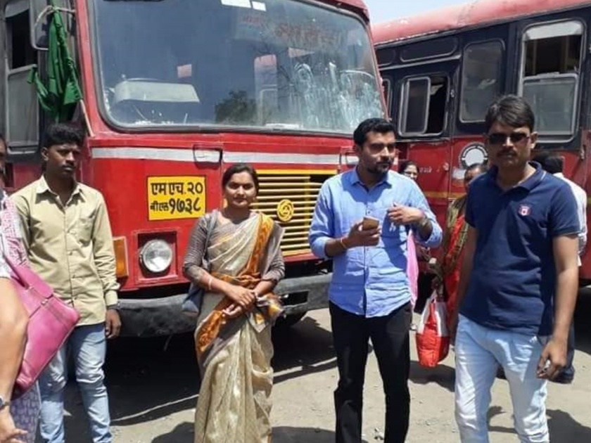 Lok Sabha Election 2019 Vaishali Yeden campaign through bus | 'प्रहार'च्या वैशाली येडेंचा बसने प्रवास करून लोकसभेचा प्रचार