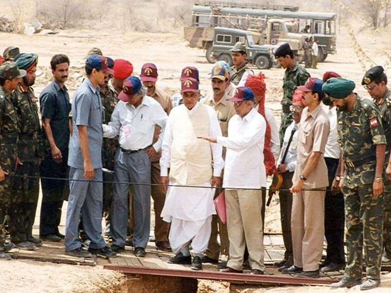 Atal Bihari Vajpayee Death: Atal Bihari Vajpayee at the underground nuclear explosion test sites at Pokhran in Rajasthan | Atal Bihari Vajpayee Death: अमेरिकेचा दबाव झुगारुन वाजपेयींनी केली पोखरणमध्ये अणुचाचणी 