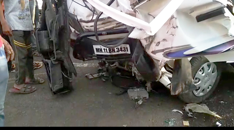 Four people were injured in the Omni-truck crash | ओमनी- ट्रक अपघातात फलटणचे चार जण जखमी