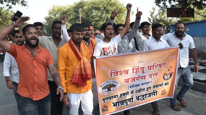 Bajrang Dal protests against Valentine in Nagpur | नागपुरात  बजरंग दलाकडून 'व्हॅलेंटाईन'ला विरोध 