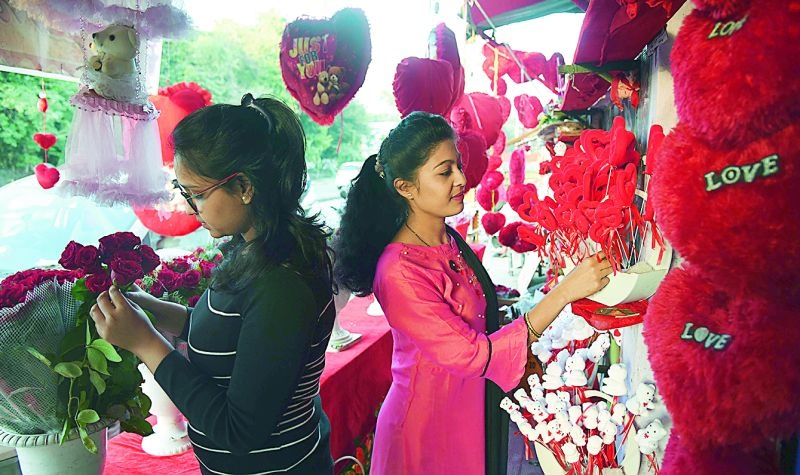 The glory of 'Valentine's Gift' is immense: youngistan in search of 'gifts' | 'व्हॅलेंटाईन गिफ्ट'चा महिमा अपार : हटके 'गिफ्ट'च्या शोधात तरुणाई