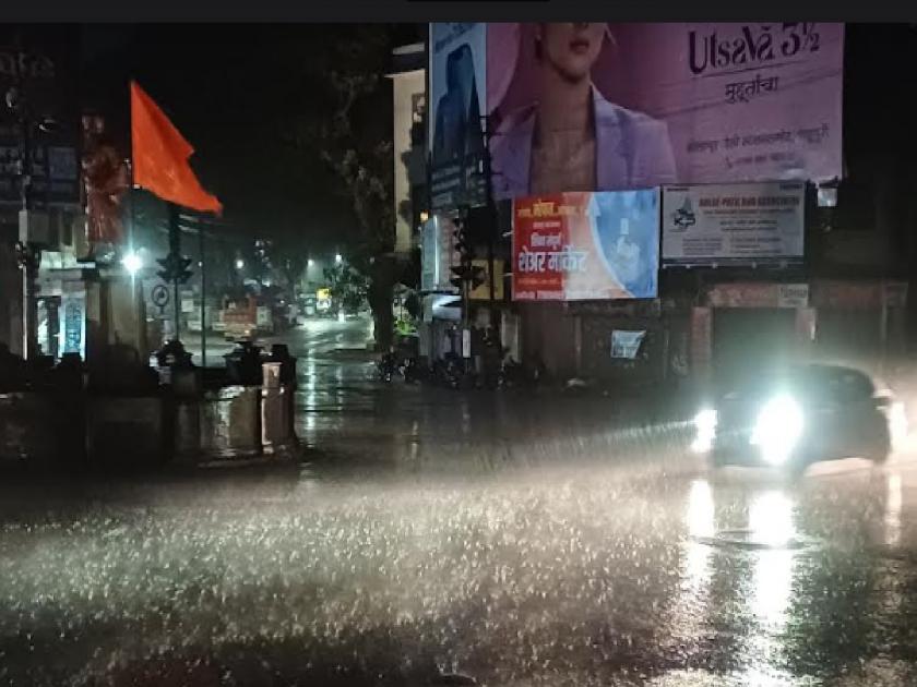 finally receives heavy rains in Kolhapur district, some relief for heat-shocked citizens | कोल्हापूर जिल्ह्यात अखेर वळवाची हजेरी, उष्म्याने हैराण झालेल्या नागरिकांना काहिसा दिलासा