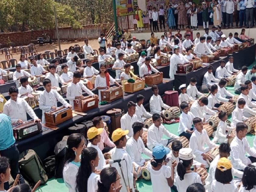 Hundreds of musical instruments humming simultaneously became a sight to behold!, a new record in the world of music at Warvad in Sindhudurga | एकाचवेळी शेकडो वाद्यांचे गुंजन ठरले लक्षवेधी!, सिंधुदुर्गातील वरवडेत संगीत विश्वातील नवा विक्रम