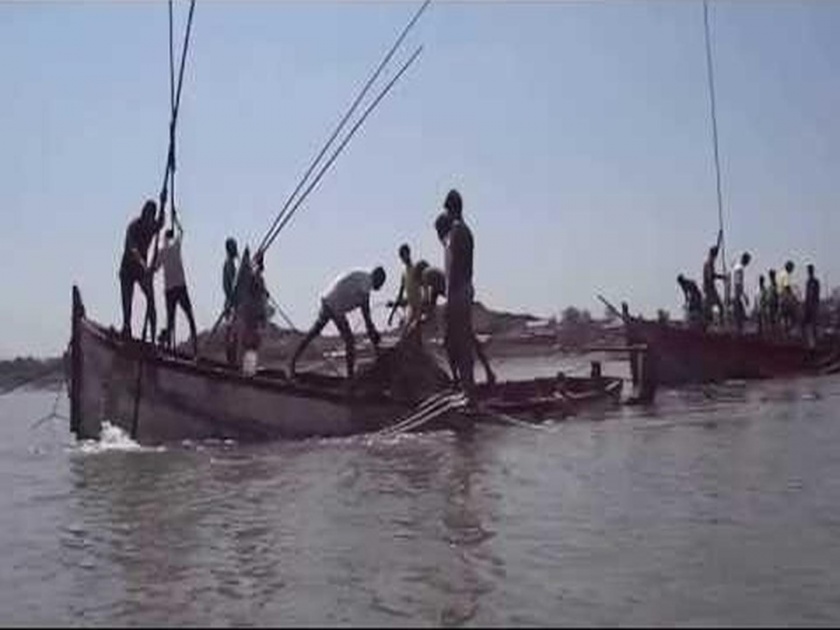 Vasai police raid on boat transporters by illegally digging sand | अवैध्यरित्या रेती उत्तखन करून बोटीने वाहतूक करणाऱ्यांवर पोलिसांची धाड 