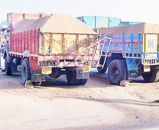 Action on illegal sand extraction vehicles at Narsingpur, 3 lakhs 50 thousand seized | नरसिंगपुर येथे अवैध वाळू उपसा करणाºया वाहनांवर कारवाई, ३ लाख ५० हजाराचा मुद्देमाल जप्त