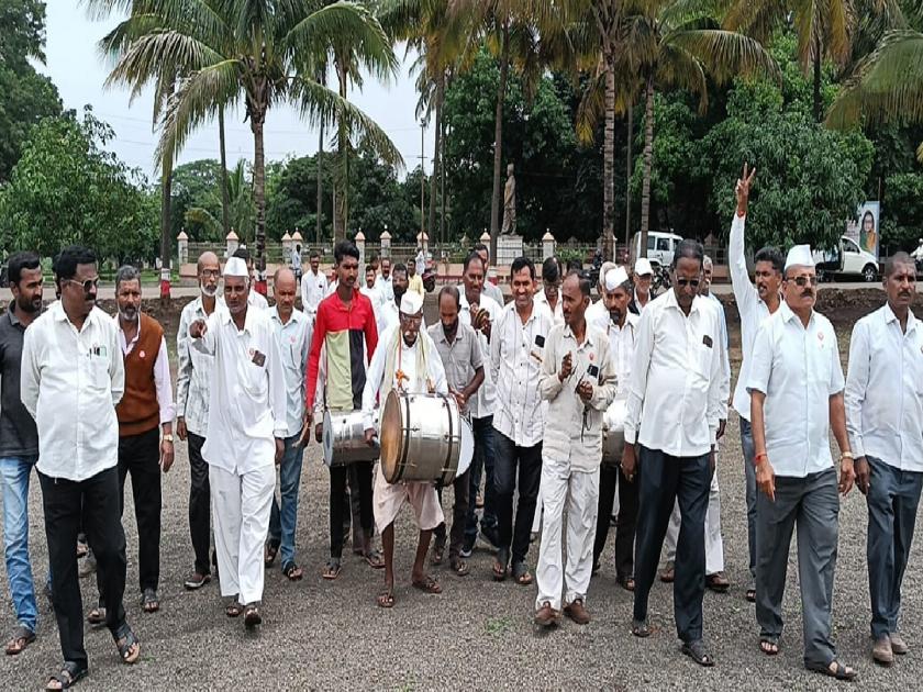 Give second installment of Rs 400 to sugarcane, 'Dhol Tasha' movement of 'Swabhimani' in walva Sangli | Sangli: ऊसाला चारशे रुपये दुसरा हप्ता द्या,  'स्वाभिमानी'चे वाळव्यात 'ढोल ताशा' आंदोलन 