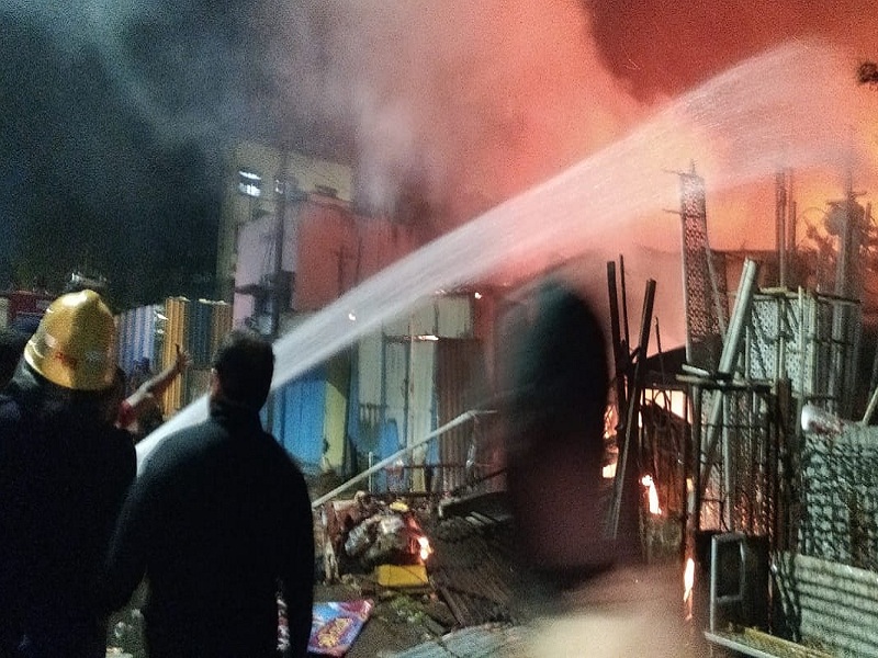 Fire brigade brought under control the house fire in Wanavadi | Pune News: वानवडीत पत्र्यांच्या घरांना लागलेली आग आटोक्यात