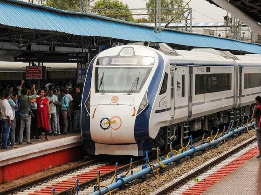 Indian Railways: Technical failure in Vande Bharat train; Passengers panic as train doors don't open | वंदे भारत ट्रेनमध्ये तांत्रिक बिघाड; ट्रेनचे दरवाजे न उघडल्यामुळे प्रवासी घाबरले...