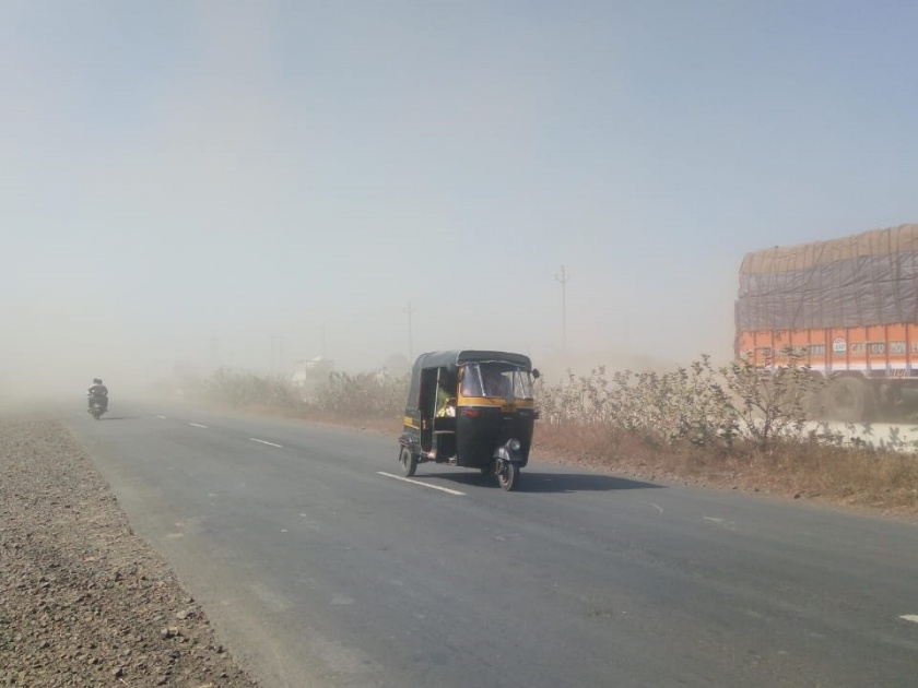 Farmers' dreams shattered by roadside Dust in Akola | शेतकऱ्यांचे स्वप्न धुळीने माखले!