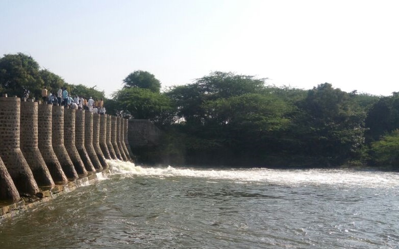 The doors of the dam on the river of Vincharana; Waste 20 million cubic feet of water | विंचरणा नदीवरील बंधा-याचे दोन दरवाजे गेले वाहून; २० दशलक्ष घनफूट पाणी वाया