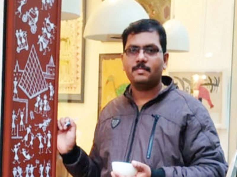 Display of Warli painter Anil Wangdar for a month in the exhibition of the Pentinges Paris | वारली चित्रकार अनिल वांगड यांची पेंटींग्ज पॅरिस येथील प्रदर्शनात महिनाभर प्रदर्शित