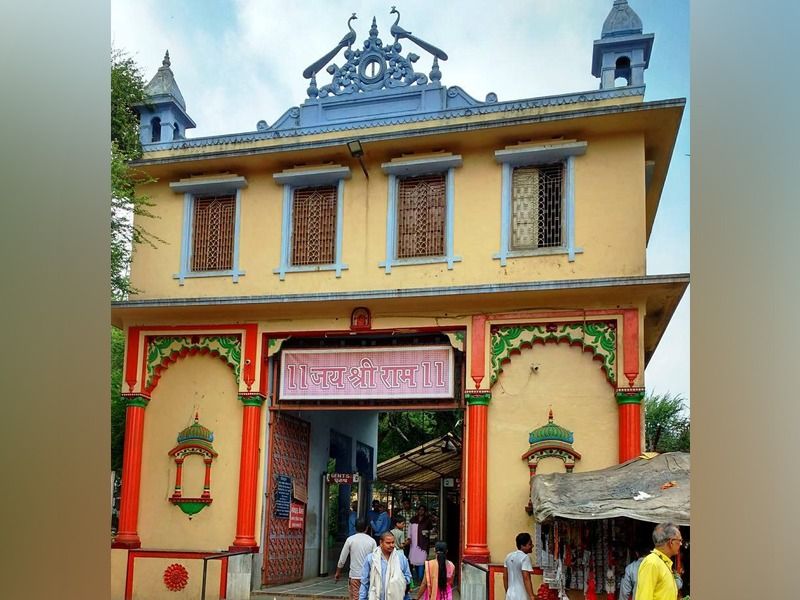 threat letter to bomb sankat mochan temple in varanasi | वाराणसीतील संकटमोचन मंदिर बॉम्बस्फोटाने उडवून देण्याची धमकी