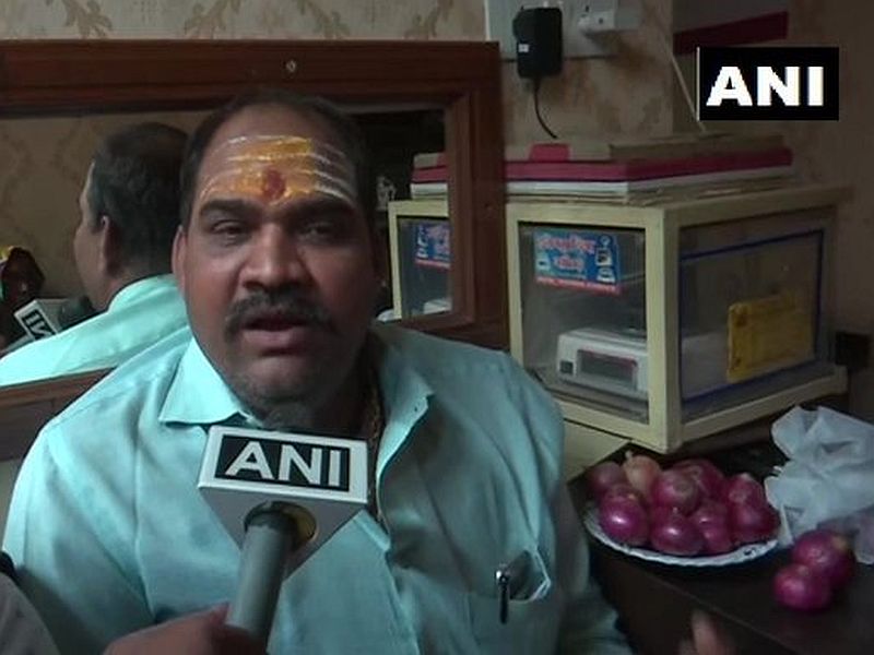 some shops of varanasi are giving onion on loan by keeping aadhaar card as a mortgage | कांद्याने केला वांदा! खरेदीसाठी कर्ज मिळणार; पण 'आधार' लागणार