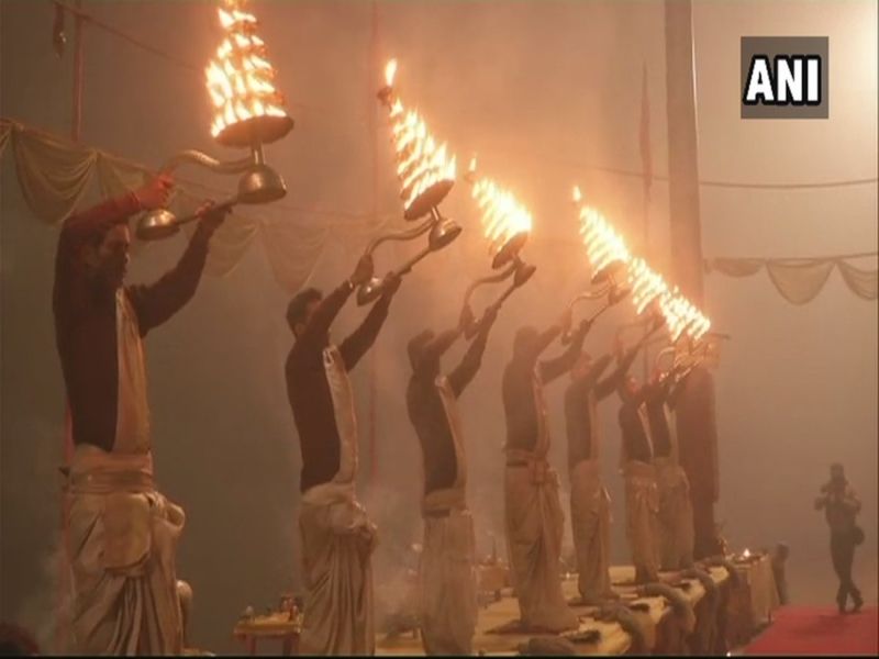 Special ganga aarti in varanasi and mumbai siddhi vinayak temple on new year | Happy New Year 2018 : नववर्षानिमित्त वाराणसीत गंगा घाटावर विशेष आरतीचं आयोजन, मुंबईमध्ये सिद्धिविनायक मंदिरात भाविकांची गर्दी
