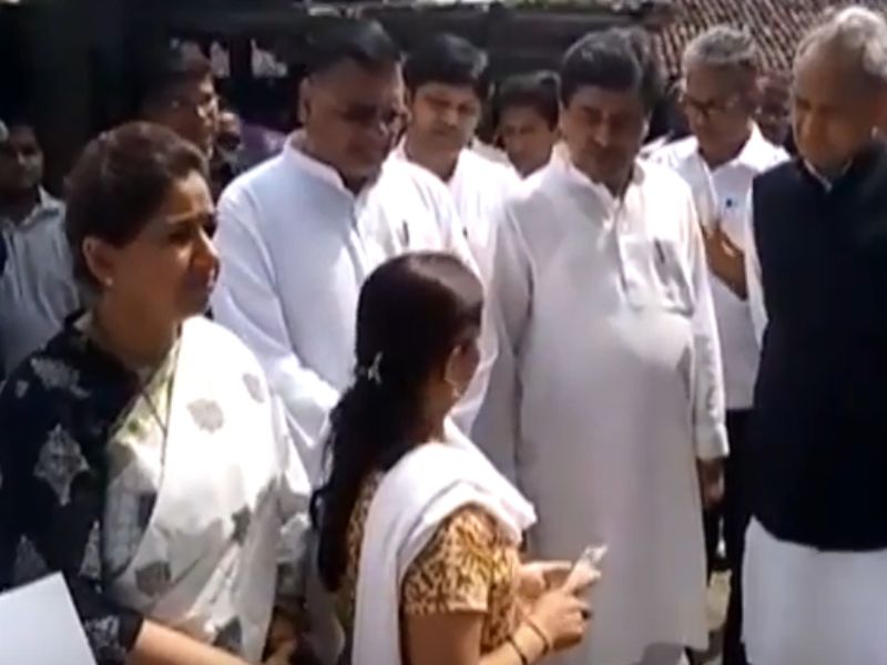 Ashok Gehlot and Ashok Chavan visit to Bapu Kuti At Sewagram Ashram, Wardha | व्हिडीओ : अशोक गहलोत व अशोक चव्हाण यांची बापू कुटीला भेट