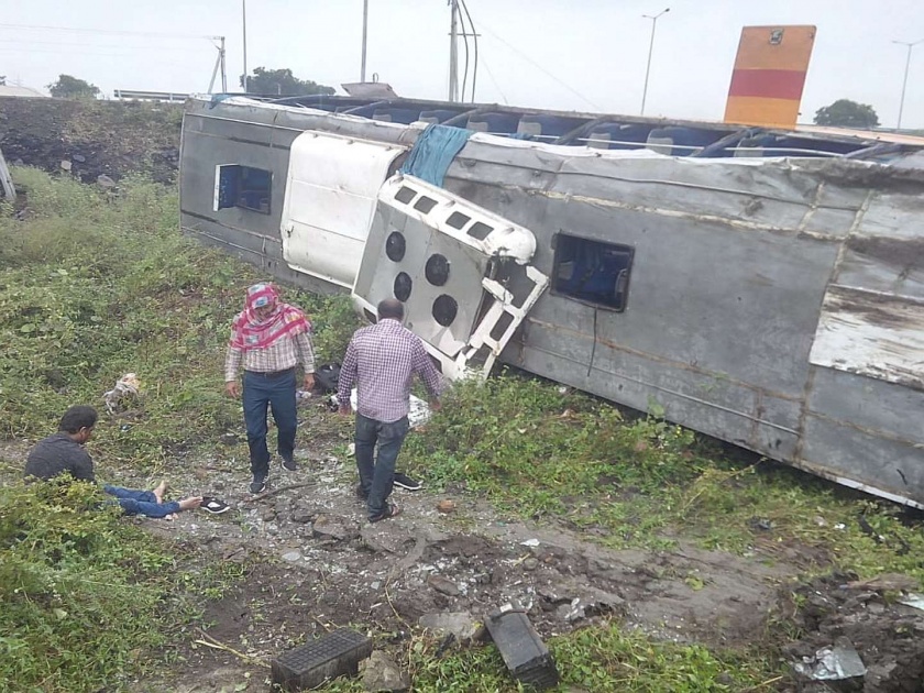 vardha accident, Five were injured | सालोड शिवारात शिवशाही उलटली; पाच जखमी